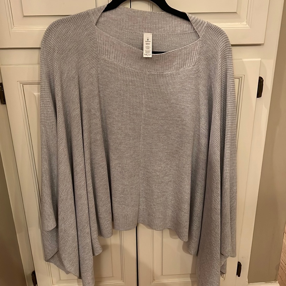 Gray Lululemon pancho. Size small. Never worn!!
